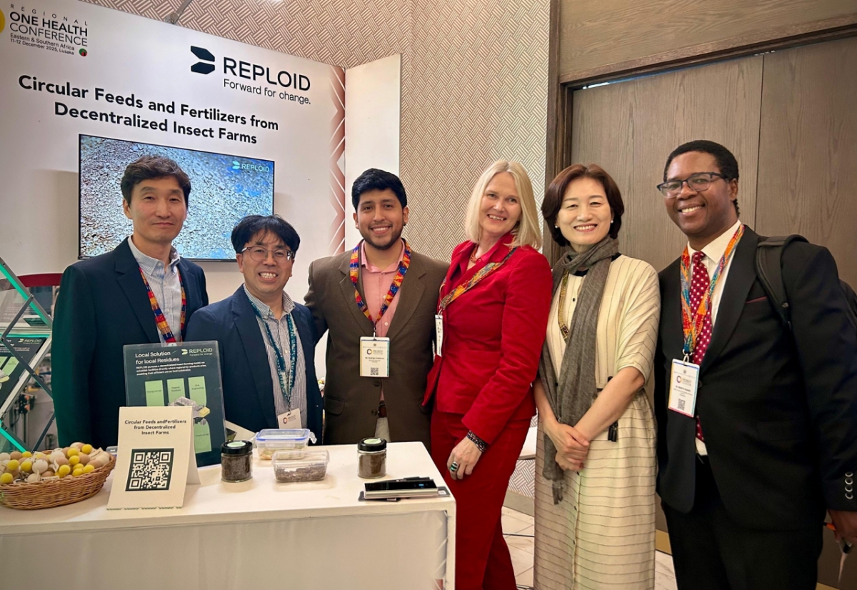 방혜선 농업생물부장(오른쪽 2번째)이 변영웅 산업곤충과장(왼쪽 1번째), 박관호 농업연구관 등과 함께 지난 해 12월 아프리카 잠비아에서 열린 'Regional One Health, One Future' 컨퍼런스에 참석해 월드뱅크(WorldBank) 관계자 등과 함께 자리를 했다. /사진=농촌진흥청