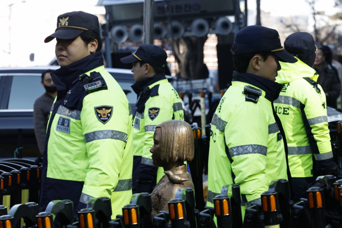 지난 낮 서울 종로구 중학동 옛 일본대사관 앞 평화의 소녀상 주위에서 경찰이 소녀상을 지키고 있다. 이재명 대통령은 전날 엑스(X·옛 트위터)에 "이런 얼빠진…"이라며 '평화의 소녀상'을 대상으로 철거 시위를 벌인 극우단체 위안부법폐지국민행동을 겨냥해 "사자명예훼손"이라고 강하게 비판했다./사진=뉴스1.