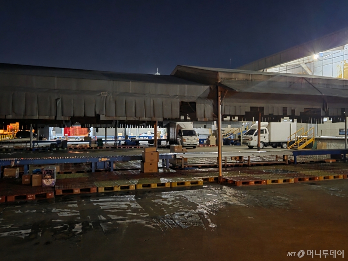 경기 군포시 복합물류터미널 상차장 모습. 택배 기사들은 가벽 없이 완전한 야외인 이곳에서 매일 작업을 이어가야 한다./사진=김서현 기자.