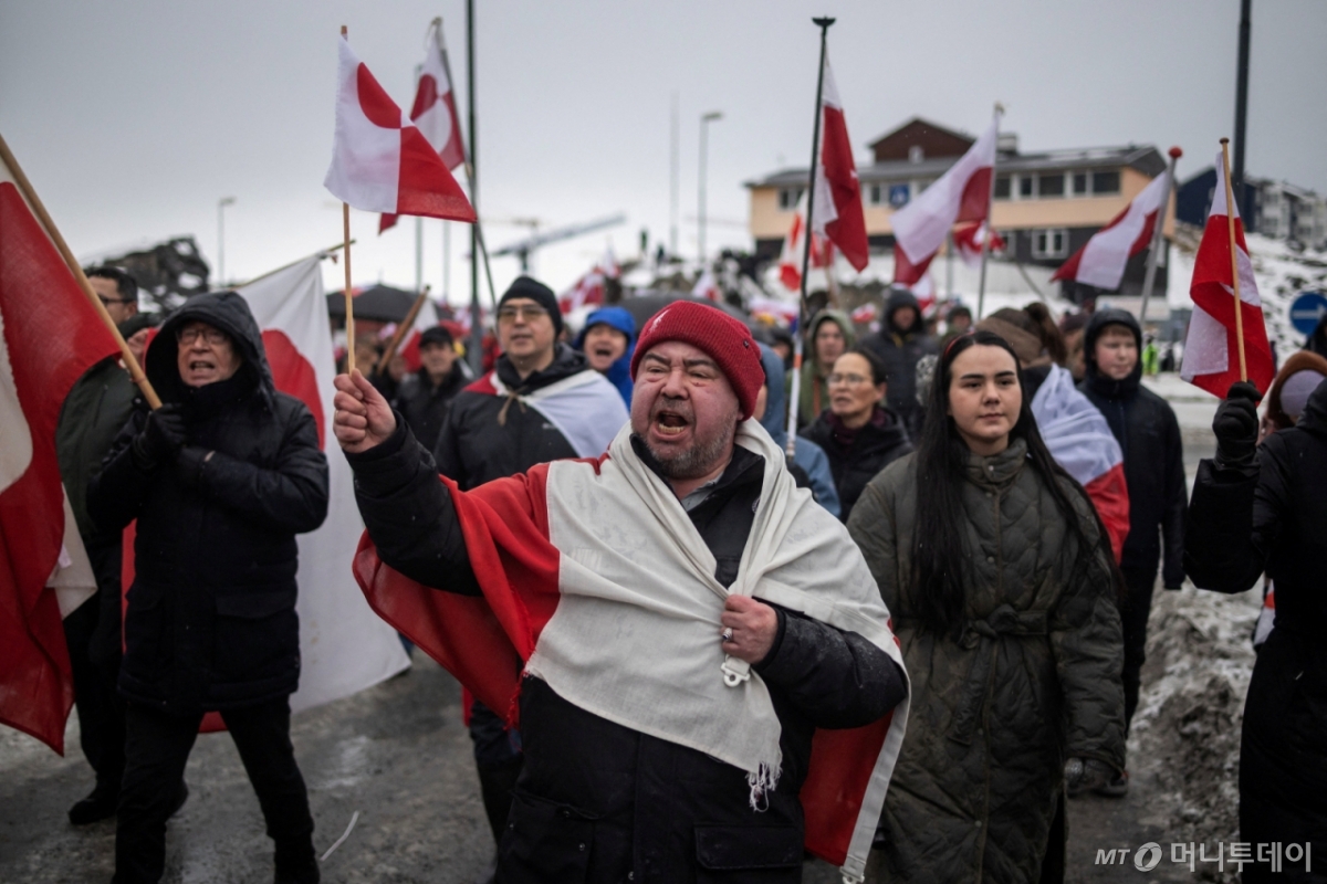 (로이터=뉴스1) 이호윤 기자 = 그린란드 시민들이 17일(현지시간) 수도 누크에 있는 미국 영사관 앞에서 미국 도널드 트럼프 대통령의 그린란드 병합시도에 항의하는 시위를 벌이고 있다. ⓒ 로이터=뉴스1  Copyright © 뉴스1. All rights reserved. 무단 전재 및 재배포,  AI학습 이용 금지. /사진=(로이터=뉴스1) 이호윤 기자