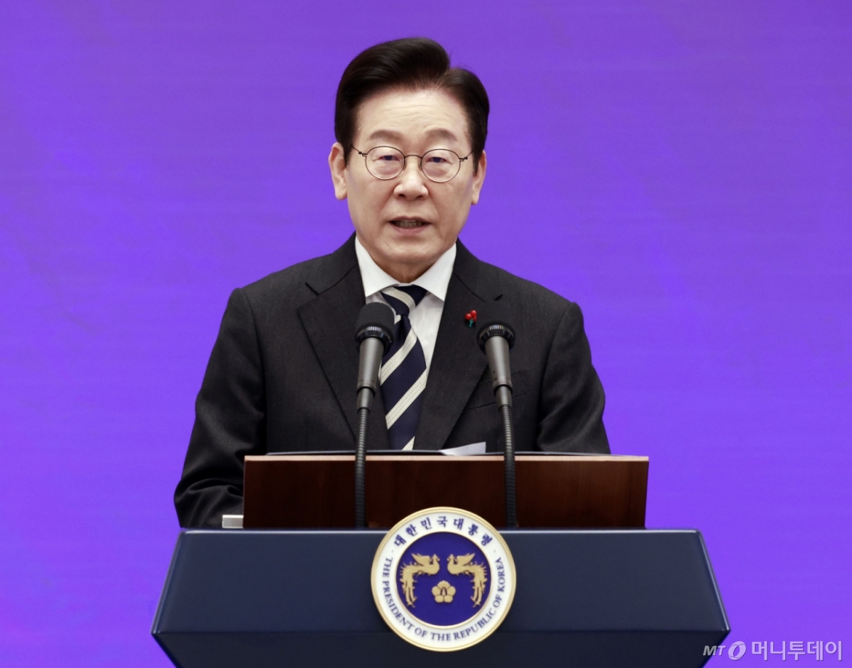 [서울=뉴시스] 최동준 기자 = 이재명 대통령이 3일 청와대 영빈관에서 열린 '새롭게 선 민주주의, 그 1년' 외신 기자회견에서 모두발언을 하고 있다. 2025.12.03. photocdj@newsis.com /사진=최동준