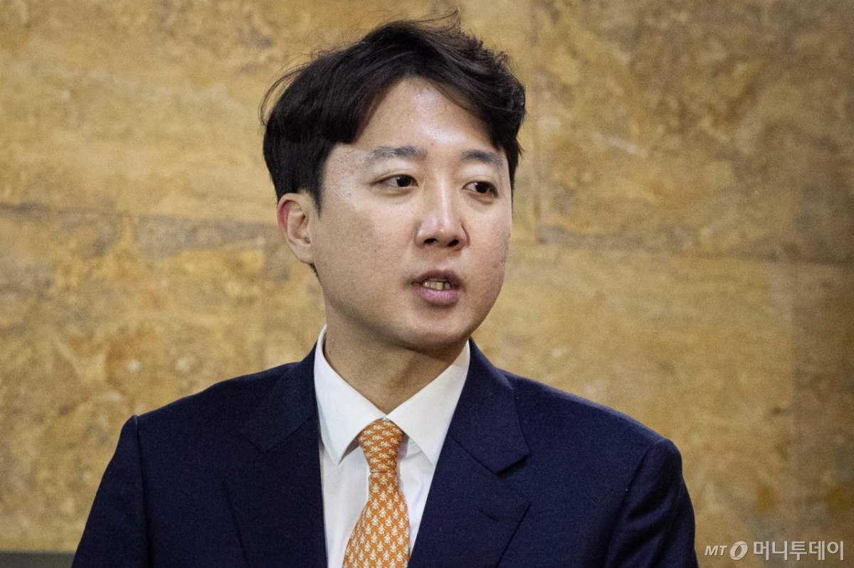 (서울=뉴스1) 유승관 기자 = 이준석 개혁신당 대표가 21일 서울 여의도 국회에서 단식농성 중인 장동혁 국민의힘 대표와 만난 후 취재진 질문에 답하고 있다. 2026.1.21/뉴스1  Copyright © 뉴스1. All rights reserved. 무단 전재 및 재배포,  AI학습 이용 금지. /사진=(서울=뉴스1) 유승관 기자