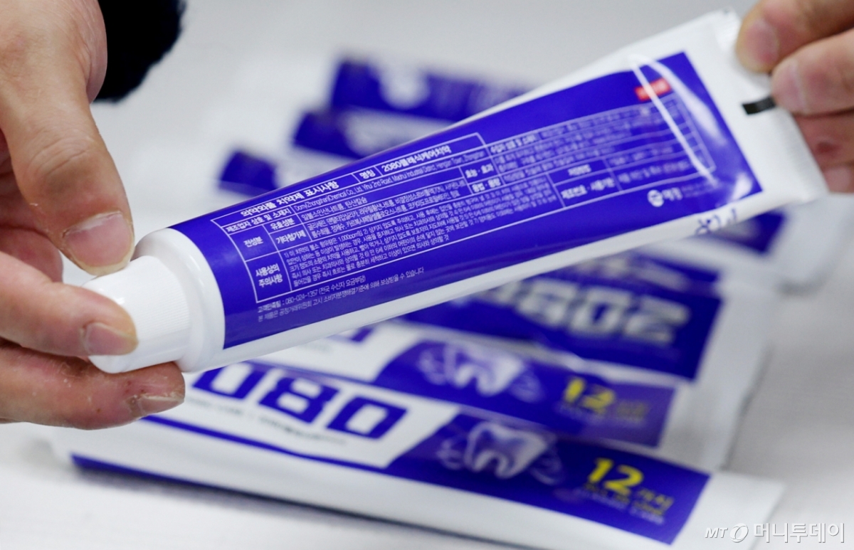 [서울=뉴시스] 김진아 기자 = 20일 서울 양천구 서울지방식약청 브리핑실에서 열린 애경산업 2080 치약의 트리클로산 검출 관련 브리핑에서 트리클로산이 검출된 수입 제품이 진열돼 있다.    식품의약품안전처는 애경산업이 수입한 2080 치약 6종과 국내 제조 치약 128종을 전수조사한 결과, 수입 제품 870개 제조번호 중 754개(86.6%)에서 최근 국내에서 사용 금지된 물질인 트리클로산이 최대 0.16% 검출됐다고 20일 발표했다. 반면 애경산업이 국내에서 직접 제조한 128종은 모두 불검출로 나타났다. 2026.01.20. bluesoda@newsis.com /사진=김진아