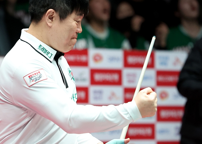 하나카드 리더 김병호가 4세트 승리 후 주먹을 불끈 쥐고 있다. /사진=PBA