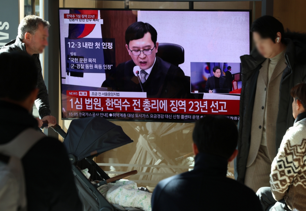 한덕수 전 국무총리의 내란 우두머리 방조, 내란 중요임무 종사 혐의 사건 1심 선고 재판이 열린 21일 오후 서울역 대합실에서 시민들이 한 전 총리의 1심 징역 23년 선고 관련 뉴스를 시청하고 있다. /사진=뉴시스