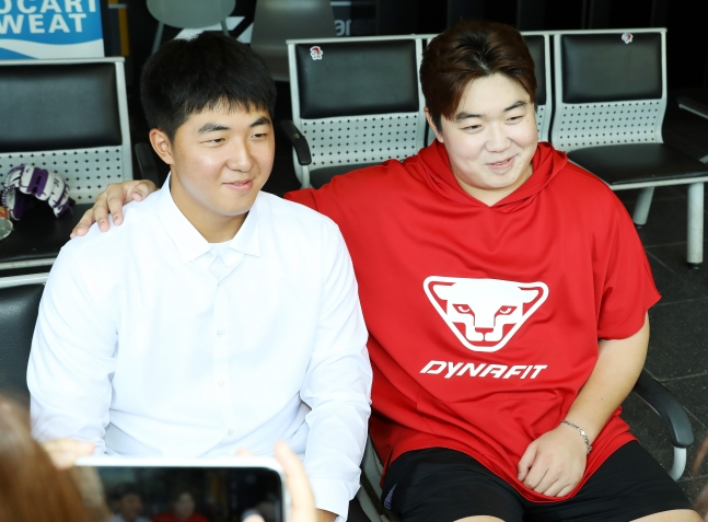 신인 지명 후 홈구장을 찾은 김민준(왼쪽)이 이로운과 나란히 앉아 인터뷰를 하고 있다. /사진=SSG 랜더스 제공