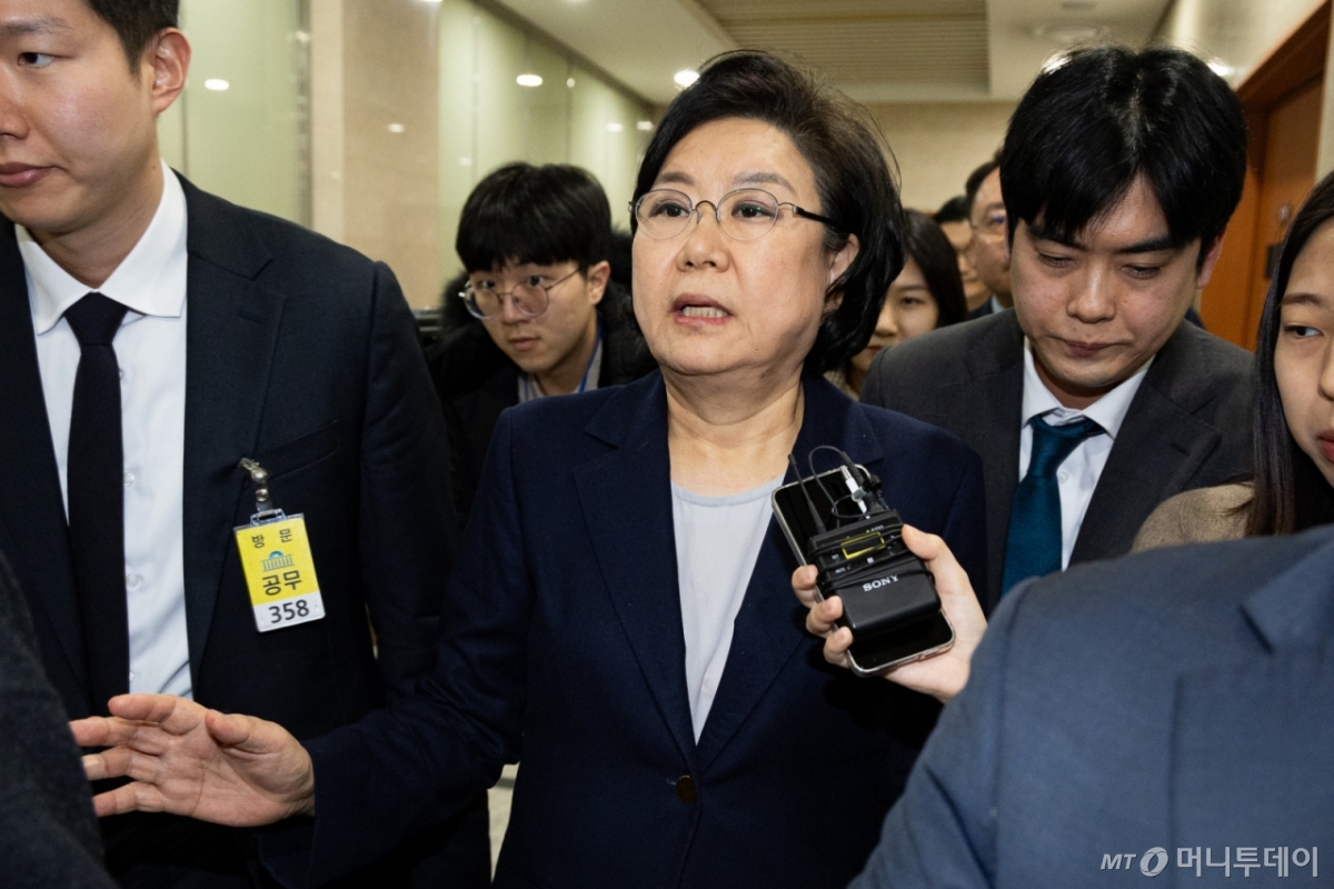 (서울=뉴스1) 유승관 기자 = 이혜훈 기획예산처 장관 후보자가 19일 서울 여의도 국회에서 인사청문회 개회를 기다리며 본청 내부를 이동하고 있다. 2026.1.19/뉴스1  Copyright © 뉴스1. All rights reserved. 무단 전재 및 재배포,  AI학습 이용 금지. /사진=(서울=뉴스1) 유승관 기자