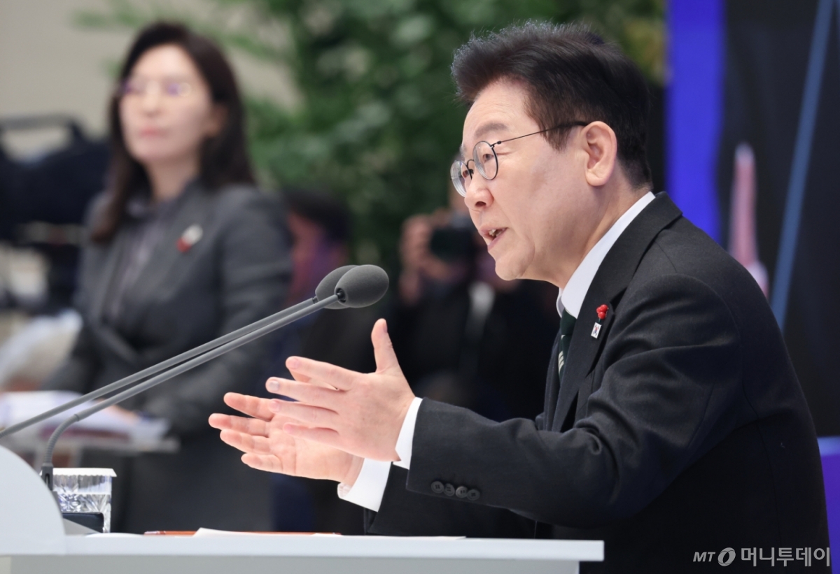 (서울=뉴스1) 이재명 기자 = 이재명 대통령이 21일 청와대 영빈관에서 열린 신년 기자회견에서 취재진 질문에 답변하고 있다. 2026.1.21/뉴스1  Copyright © 뉴스1. All rights reserved. 무단 전재 및 재배포,  AI학습 이용 금지. /사진=(서울=뉴스1) 이재명 기자