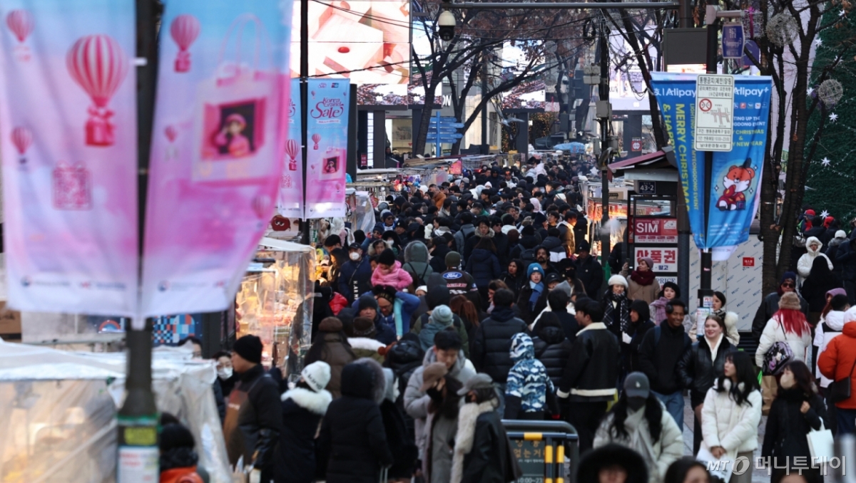 병오년 새해 첫날인 1일 오후 서울 중구 명동거리가 외국인관광객과 나들이객들로 북적이고 있다. 2026.1.1/뉴스1  Copyright © 뉴스1. All rights reserved. 무단 전재 및 재배포,  AI학습 이용 금지. /사진=(서울=뉴스1) 구윤성 기자