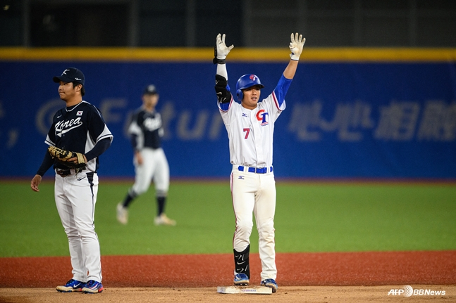 2023년 열린 아시안게임에서 정쭝저(가운데)가 적시타를 치고 세리머니를 하고 있는 모습. /AFPBBNews=뉴스1