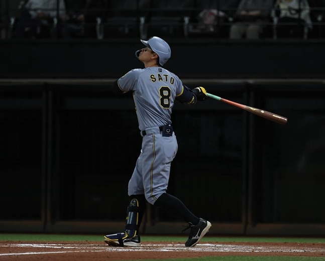 사토가 홈런을 때려내는 장면. /사진=한신 타이거스 공식 SNS