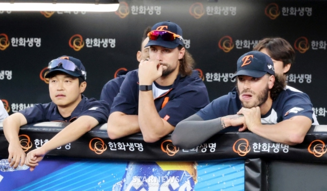 지난해 9월 경기를 지켜보고 있는 폰세(오른쪽)과 와이스(가운데). /사진=강영조 선임기자