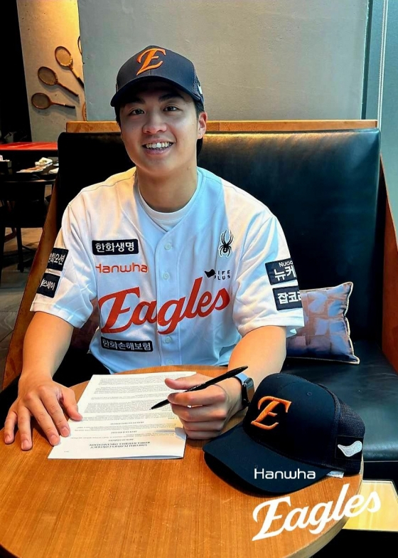 왕옌청의 계약 직후 모습. /사진=한화 이글스