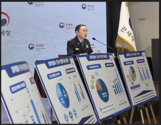 이명구 관세청장이 21일 서울세관에서 '2025년 마약단속 현황과 주요 특징'을 발표하고 있다./사진제공=관세청