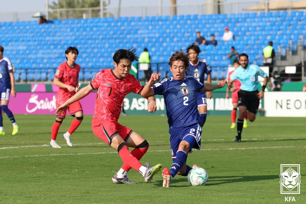 2026 AFC U-23 아시안컵 4강전 한국과 일본의 경기에서 강성진이 슈팅을 시도하고 있다. /사진=대한축구협회 제공