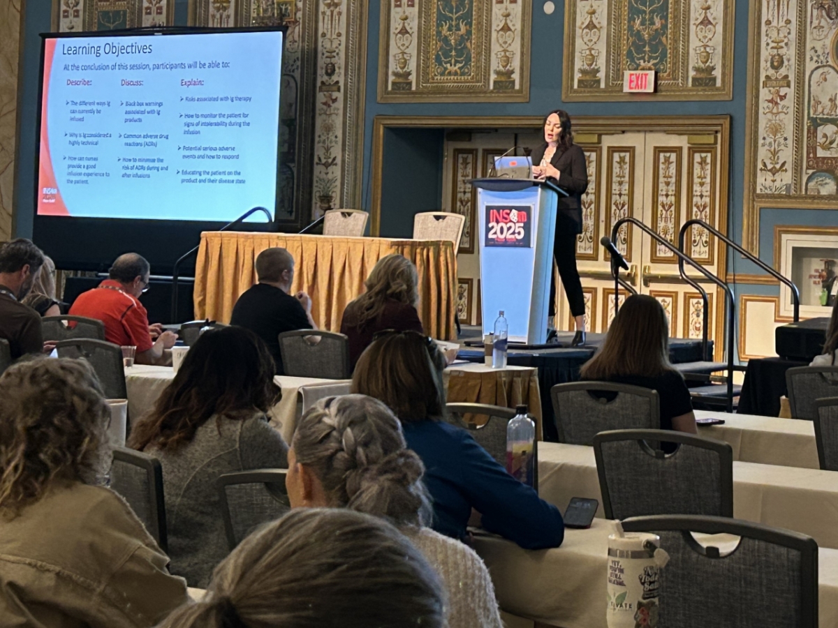 지난해 4월 미국 라스베가스에서 열린 정맥주사간호사회(INS)에서 GC녹십자의 미국법인 GC Biopharma USA의 임상교육책임자가 600여명의 현지 간호사를 대상으로 치료제 투여 교육을 진행하고 있다./사진=GC녹십자