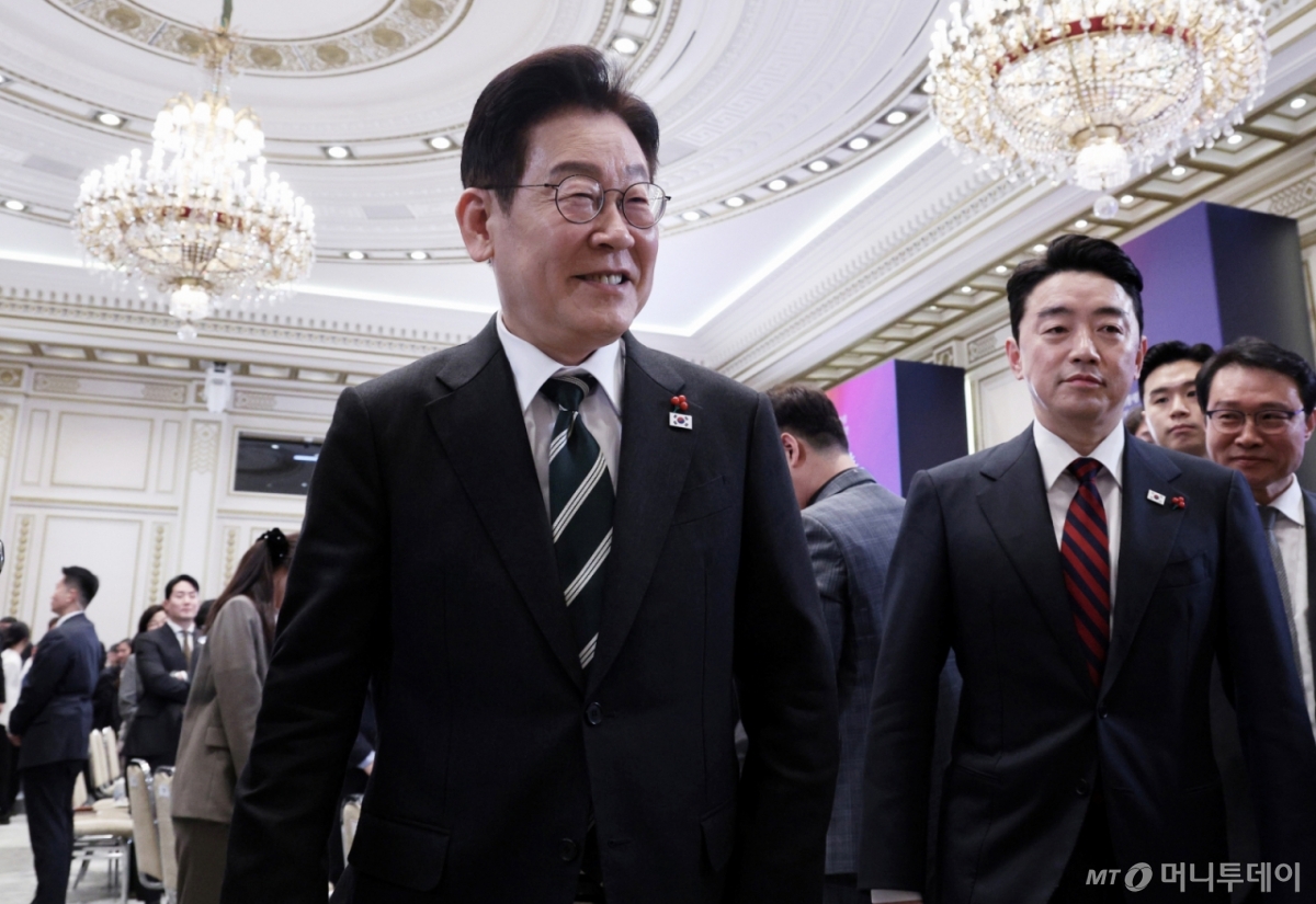 [서울=뉴시스] 고범준 기자 = 이재명 대통령이 21일 청와대 영빈관에서 열린 2026년 신년 기자회견을 마치고 이동하고 있다. 2026.01.21. bjko@newsis.com /사진=고범준