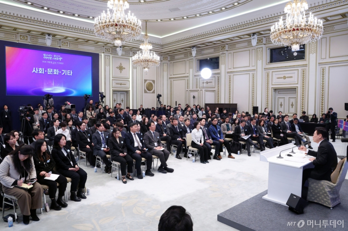 [서울=뉴시스] 고범준 기자 = 이재명 대통령이 21일 청와대 영빈관에서 2026년 신년 기자회견을 하고 있다. 2026.01.21. bjko@newsis.com /사진=고범준