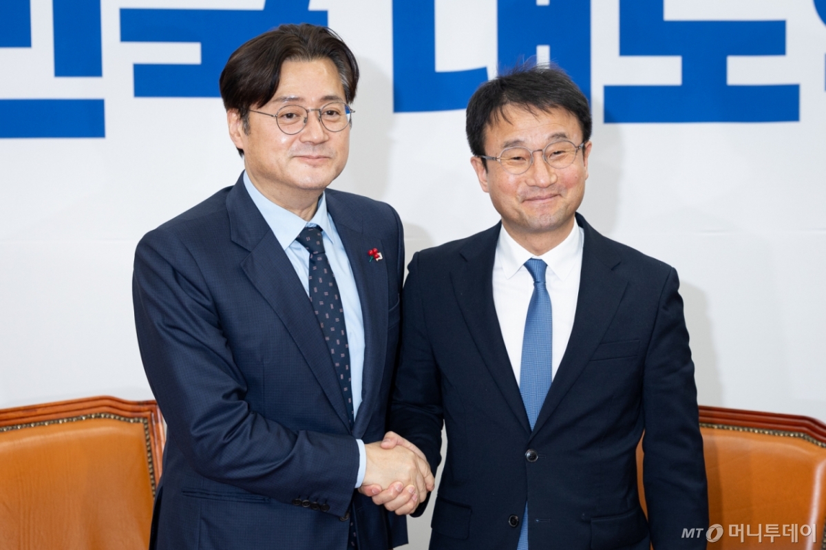 (서울=뉴스1) 유승관 기자 = 한병도 더불어민주당 원내대표가 21일 서울 여의도 국회에서 홍익표 청와대 신임 정무수석을 접견, 기념 촬영을 하고 있다. 2026.1.21/뉴스1  Copyright © 뉴스1. All rights reserved. 무단 전재 및 재배포,  AI학습 이용 금지. /사진=(서울=뉴스1) 유승관 기자