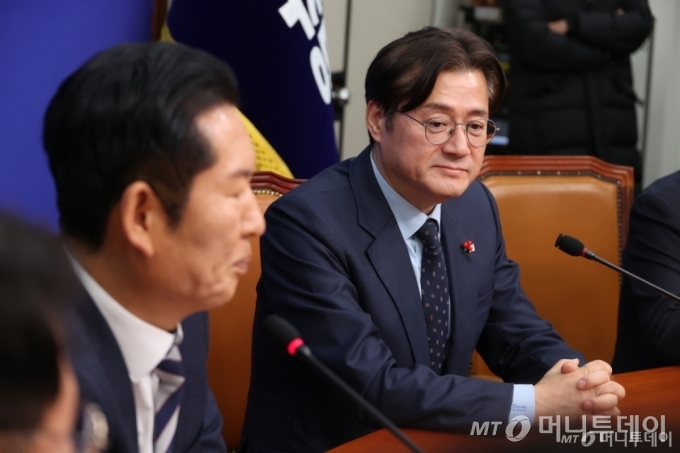 홍익표 대통령비서실 정무수석이 21일 오후 서울 여의도 국회에서 정청래 더불어민주당 대표의 인사말을 경청하고 있다./사진=뉴시스