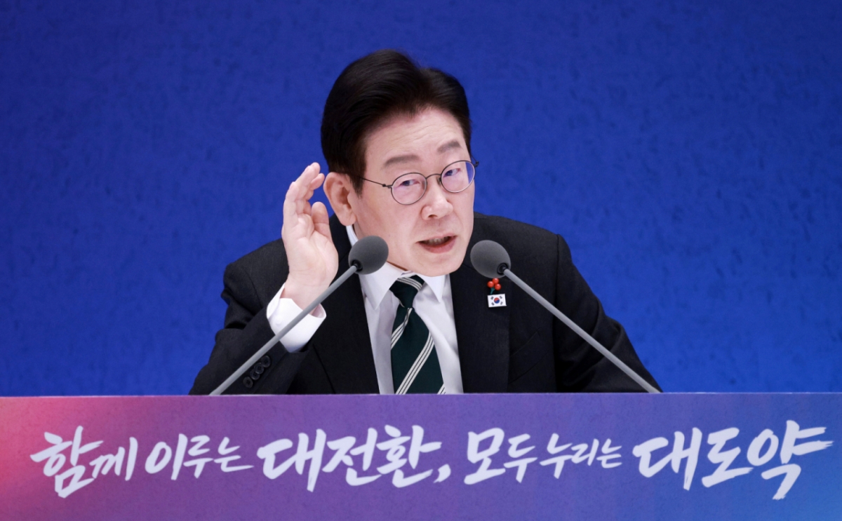 [서울=뉴시스] 고범준 기자 = 이재명 대통령이 21일 청와대 영빈관에서 열린 2026년 신년 기자회견에서 발언하고 있다. 2026.01.21. bjko@newsis.com /사진=고범준