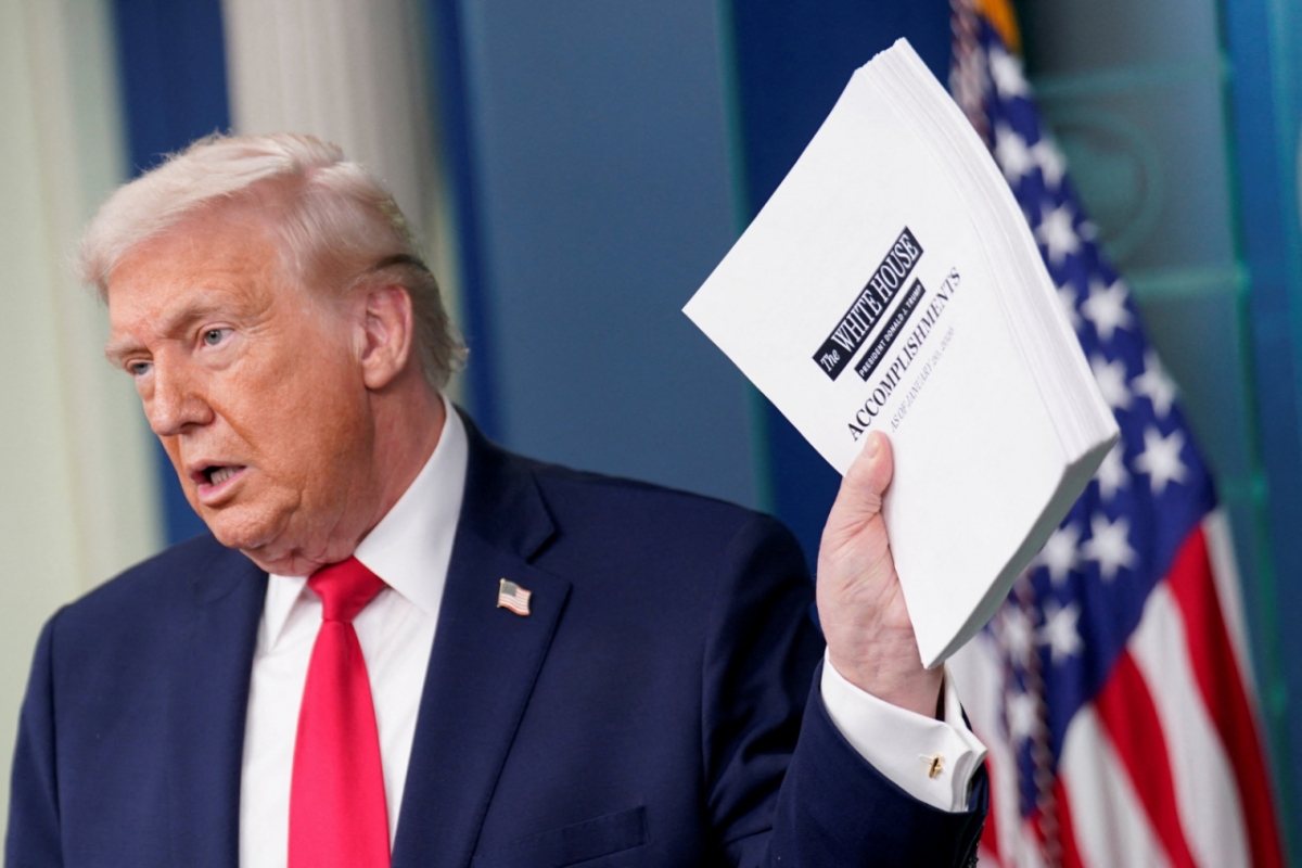 (워싱턴DC 로이터=뉴스1) 류정민 특파원 = 도널드 트럼프 미국 대통령이 20일(현지시간) 워싱턴DC 백악관에서 두 번째 임기 1주년을 맞아 자신의 성과를 모은 문서를 들어 보이고 있다. 2026.01.20.  ⓒ 로이터=뉴스1  Copyright © 뉴스1. All rights reserved. 무단 전재 및 재배포,  AI학습 이용 금지. /사진=(워싱턴DC 로이터=뉴스1) 류정민 특파원