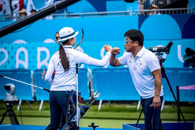 컴파운드 양창훈(오른쪽) 한국 양궁 컴파운드 부문 국가대표팀 감독. /사진=대한양궁협회 제공