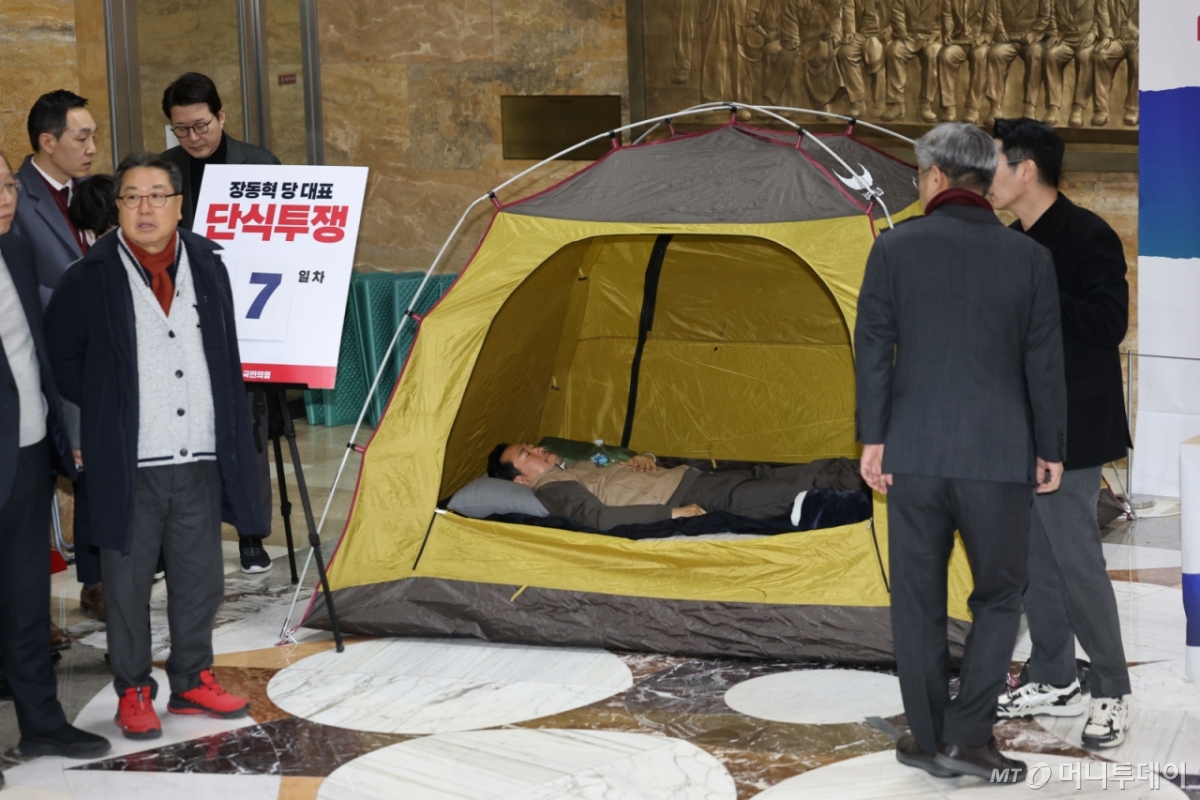 (서울=뉴스1) 이승배 기자 = 장동혁 국민의힘 대표가 21일 서울 여의도 국회 로텐더홀에서 더불어민주당의 통일교 및 공천뇌물 특검 수용을 촉구하며 7일째 단식을 이어가고 있다. 소방 구급대원들이 장 대표의 병원 이송을 위해 단식장에 출동했으나 이송 거부로 돌아갔다. 2026.1.21/뉴스1  Copyright © 뉴스1. All rights reserved. 무단 전재 및 재배포,  AI학습 이용 금지. /사진=(서울=뉴스1) 이승배 기자