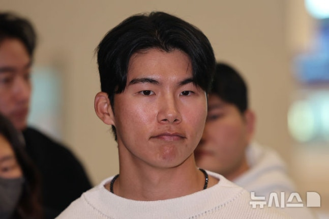 메이저리그(MLB) LA 다저스 김혜성이 21일 인천국제공항 제2여객터미널에서 출국하며 인터뷰하고 있다. /사진=뉴시스