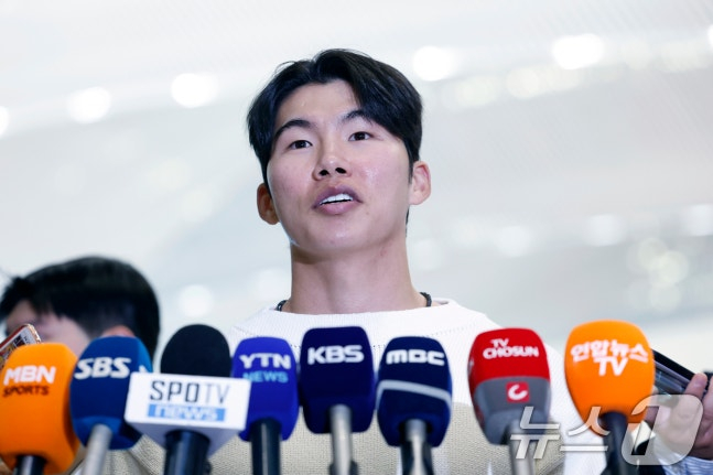 메이저리그(MLB) LA 다저스에서 뛰는 김혜성이 21일 오후 인천국제공항 2터미널에서 출국 전 인터뷰를 하고 있다. /사진=뉴스1