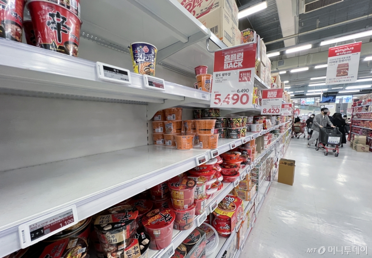 서울 시내의 한 홈플러스 매장 일부 매대가 비어 있는 모습. /사진제공=뉴스1