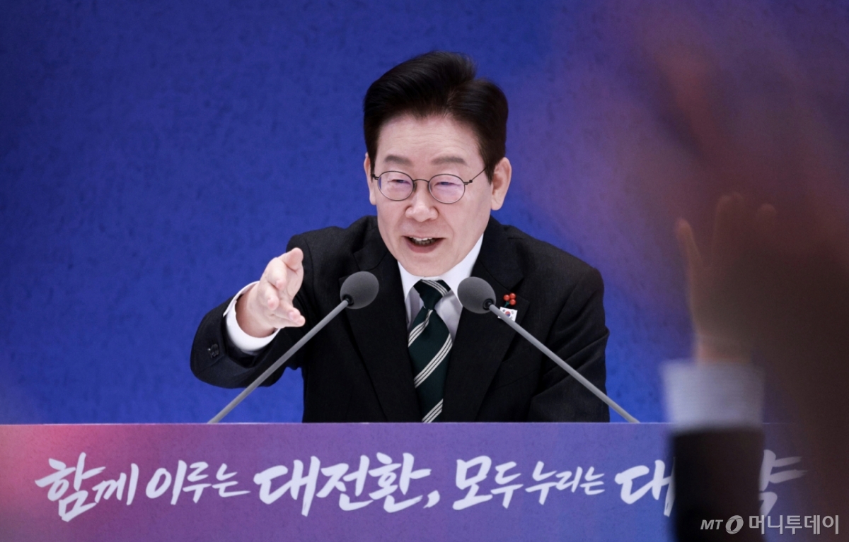 [서울=뉴시스] 고범준 기자 = 이재명 대통령이 21일 청와대 영빈관에서 열린 2026년 신년 기자회견에서 기자 질문을 받고 있다. 2026.01.21. bjko@newsis.com /사진=고범준