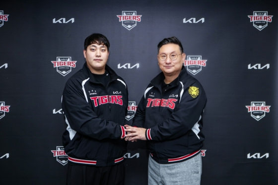 조상우(왼쪽)와 심재학 단장이 FA 계약을 체결한 뒤 기념 사진 촬영을 하고 있다. /사진=KIA 타이거즈 제공
