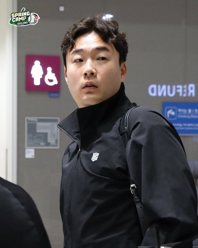 강백호의 FA 영입 보상선수로 KT로 떠난 한승혁이 스프링 캠프를 향하고 있다. /사진=KT 위즈 제공