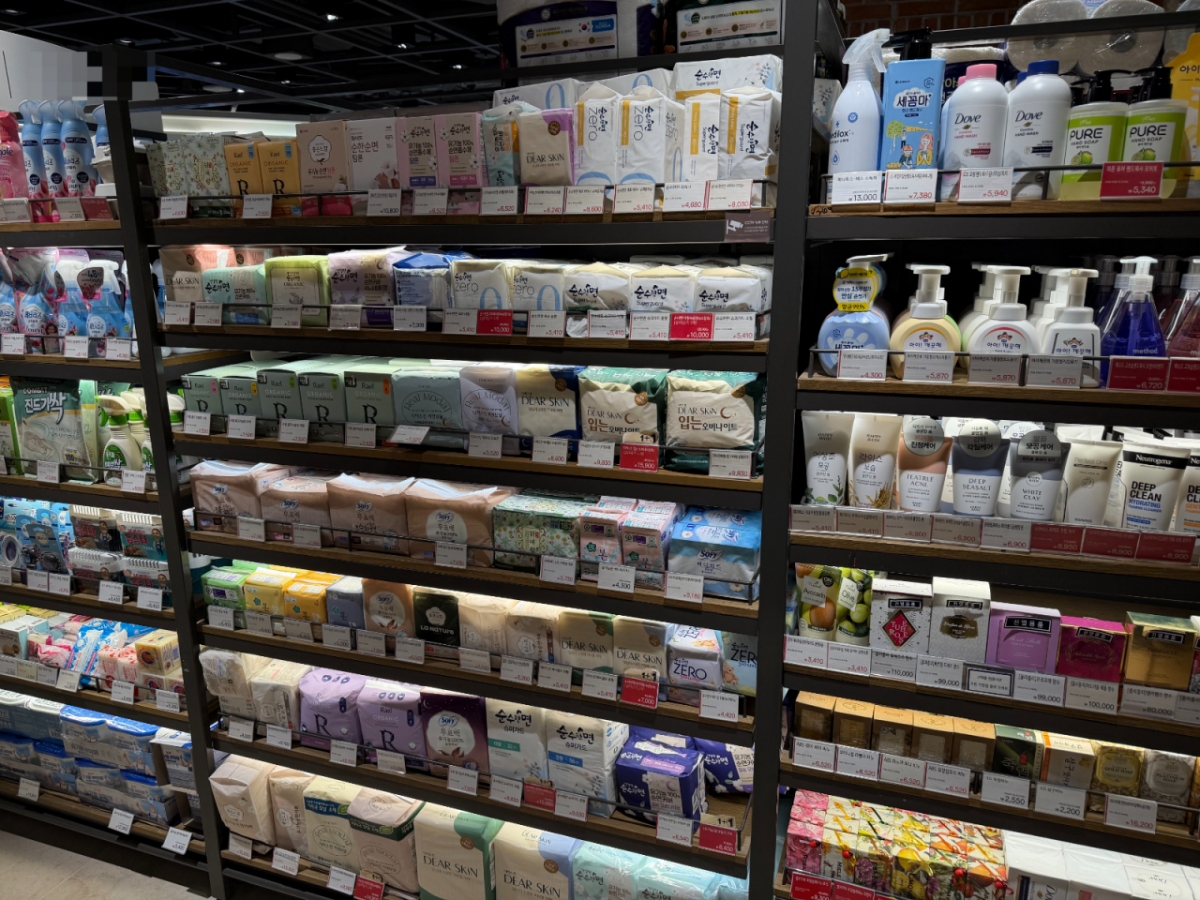 21일 오후 서울 강동구 한 백화점 생필품 코너에 여성용품이 진열돼 있다./사진=민수정 기자.