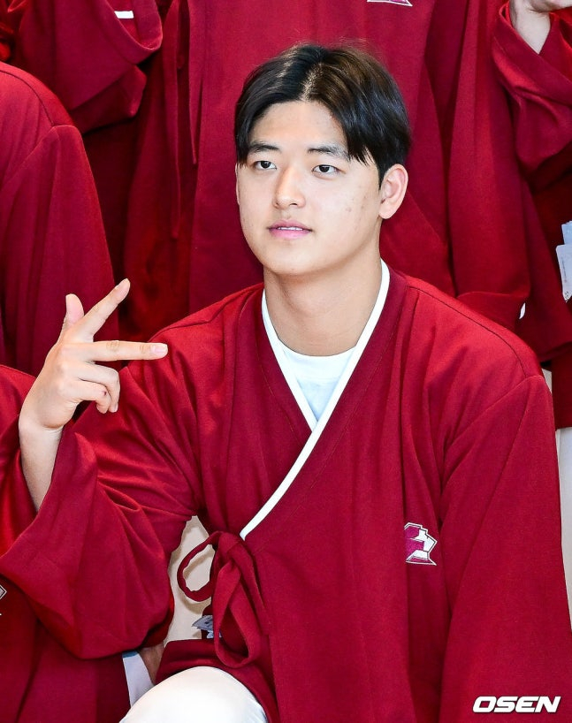 출국을 앞두고 단체 사진 촬영에 임하는 박준현.