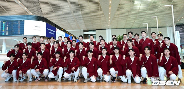 출국을 앞두고 단체 사진을 촬영하고 있는 키움 선수단.