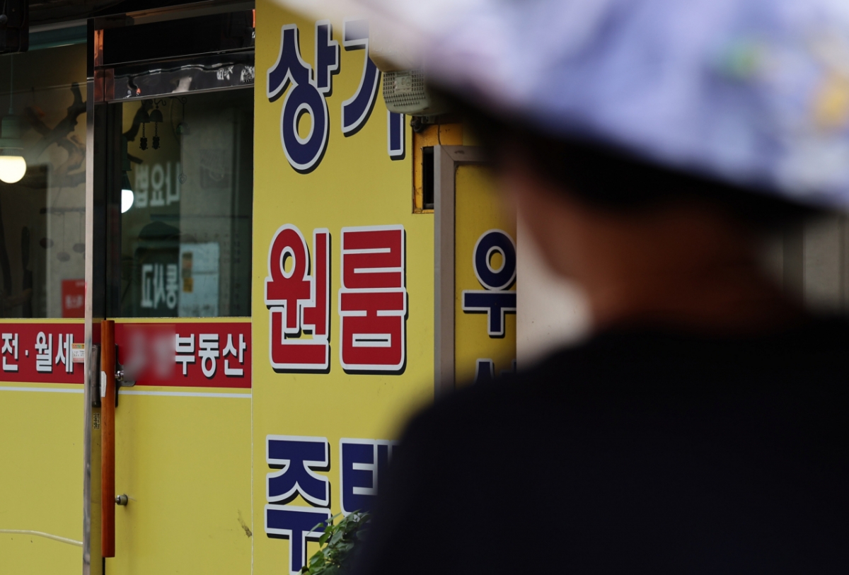 서울 한 부동산에 원룸 홍보물이 붙어 있다./사진=뉴스1.