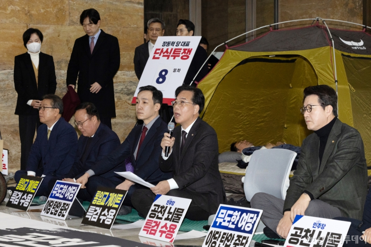 (서울=뉴스1) 이승배 기자 = 송언석 국민의힘 원내대표가 22일 서울 여의도 국회 로텐더홀에서 열린 최고위원회의에서 모두발언하는 가운데 단식 중인 장동혁 대표가 누워서 휴식을 취하고 있다. 2026.1.22/뉴스1  Copyright © 뉴스1. All rights reserved. 무단 전재 및 재배포,  AI학습 이용 금지. /사진=(서울=뉴스1) 이승배 기자