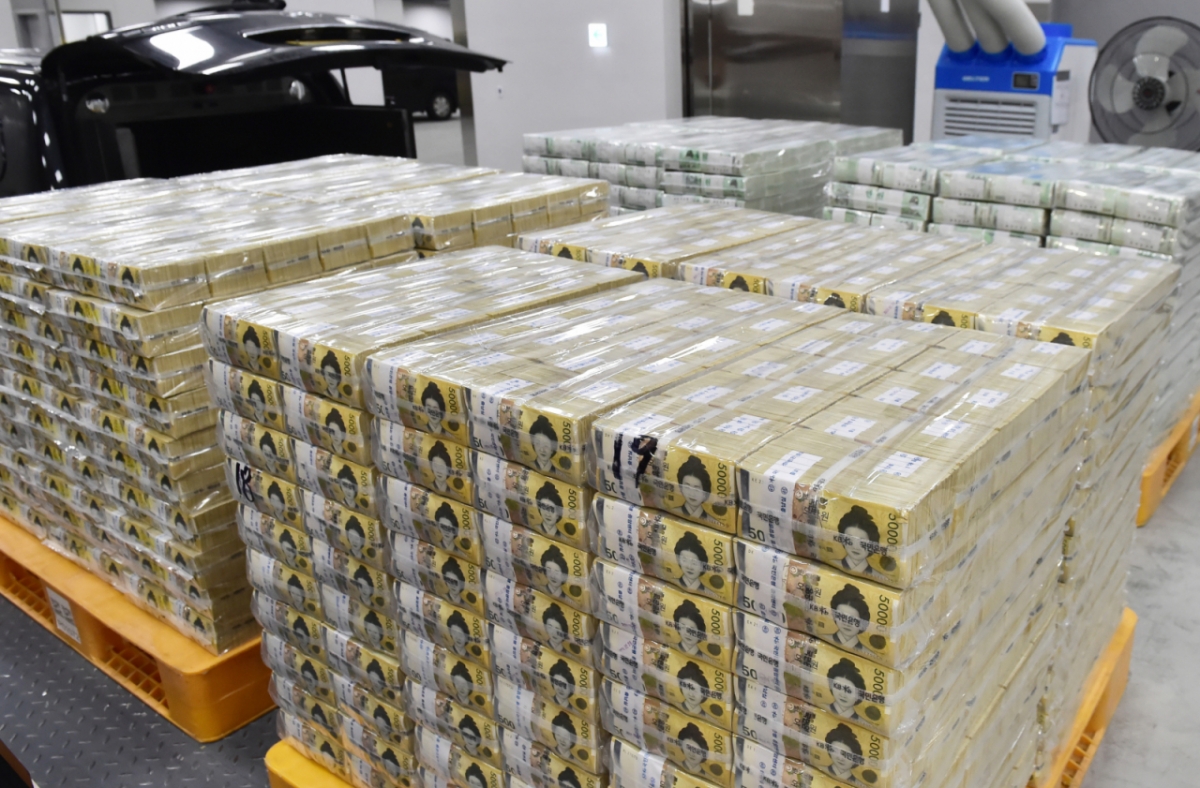 민족 대명절인 설(구정) 연휴가 다가오는 가운데 14일 서울 중구 남대문로 한국은행 본점에서 시중은행에 공급될 명절 자금이 방출에 앞서 정돈되어 있다.  한은은 1년에 2차례 민족 명절인 설과 추석을 앞두고 시중은행에 신권을 공급하는 방출작업을 진행하고 있다. /사진=임한별(머니S)