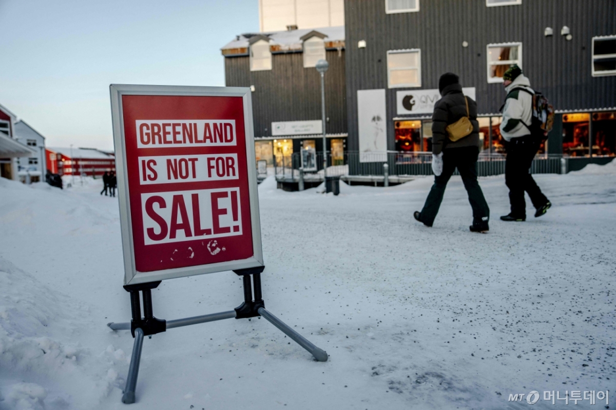(누크 AFP=뉴스1) 이정환 기자 = 20일(현지시간) 그린란드 누크에서 "그린란드는 판매용이 아닙니다!"라는 표지판이 설치돼 있다. 2026.01.20.  ⓒ AFP=뉴스1  Copyright © 뉴스1. All rights reserved. 무단 전재 및 재배포,  AI학습 이용 금지. /사진=(누크 AFP=뉴스1) 이정환 기자