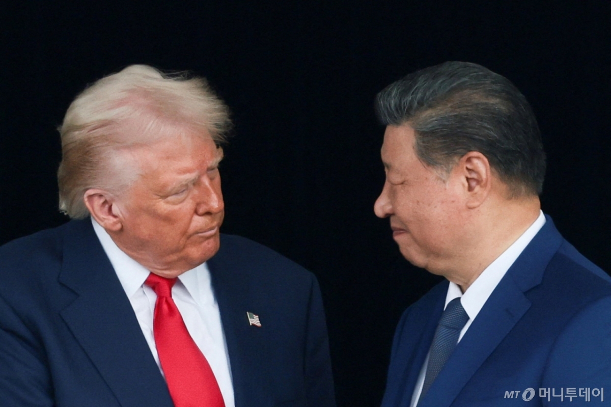 (부산 로이터=뉴스1) 강민경 기자 = 도널드 트럼프 미국 대통령과 시진핑 중국 국가주석이 30일 부산 김해공항에서 만나 회담하기 전 악수를 나누며 서로를 응시하고 있다. 2025.10.30  ⓒ 로이터=뉴스1  Copyright © 뉴스1. All rights reserved. 무단 전재 및 재배포,  AI학습 이용 금지. /사진=(부산 로이터=뉴스1) 강민경 기자