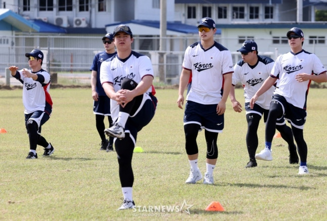 최재훈(왼쪽부터)과 노시환, 문동주, 류현진이 국가대표 사이판 1차 캠프에서 몸을 풀고 있다. /사진=강영조 선임기자