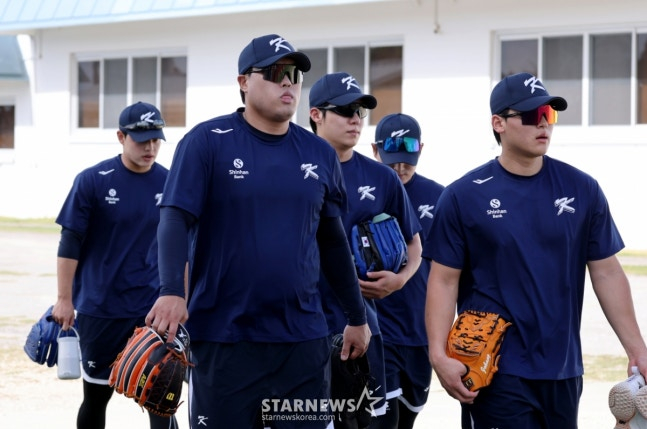문동주(왼쪽부터)와 류현진 등 대표팀 투수들이 사이판 훈련장에 들어서고 있다. /사진=강영조 선임기자