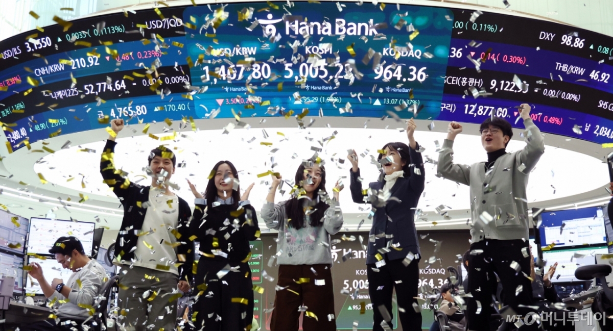 (서울=뉴스1) 박지혜 기자 = 22일 오전 서울 중구 하나은행 본점 딜링룸 현황판에 코스피 지수가 장중 5000p를 넘으며 개장하자 직원들이 환호하고 있다. 2026.1.22/뉴스1  Copyright © 뉴스1. All rights reserved. 무단 전재 및 재배포,  AI학습 이용 금지. /사진=(서울=뉴스1) 박지혜 기자