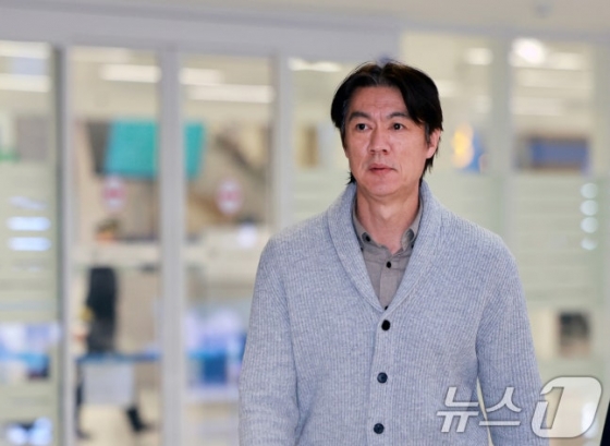 홍명보 감독이 지난 2025년 12월 5일(현지시각) 미국 워싱턴DC 케네디센터에서 열린 '2026 북중미 월드컵 조 추첨식'을 마치고 12일 인천국제공항 제2여객터미널을 통해 귀국하고 있다. /사진=뉴스1