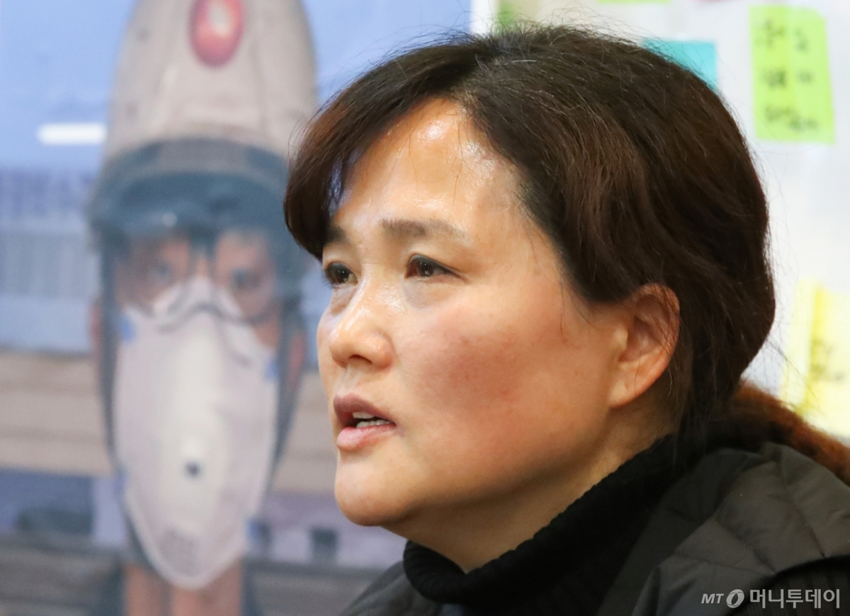 충남 태안화력발전소 설비 점검 중 사고로 숨진 김용균씨 어머니 김미숙씨가 아들 장례식장에서 언론과 인터뷰하고 있다. /사진=머니투데이DB 