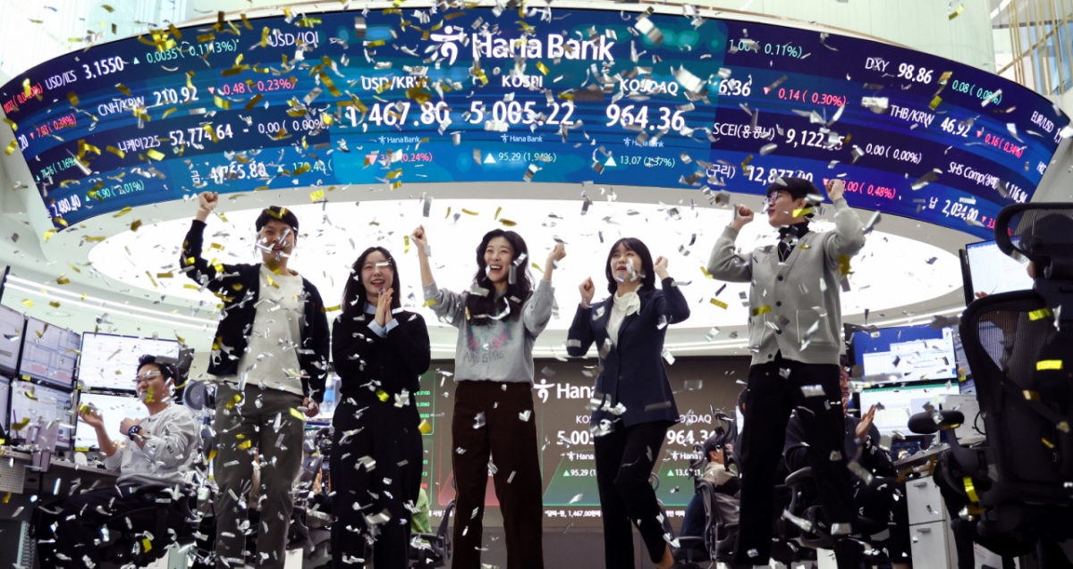 (서울=뉴스1) 박지혜 기자 = 22일 오전 서울 중구 하나은행 본점 딜링룸 현황판에 코스피 지수가 장중 5000p를 넘으며 개장하자 직원들이 환호하고 있다. 2026.1.22/뉴스1  Copyright © 뉴스1. All rights reserved. 무단 전재 및 재배포,  AI학습 이용 금지. /사진=(서울=뉴스1) 박지혜 기자