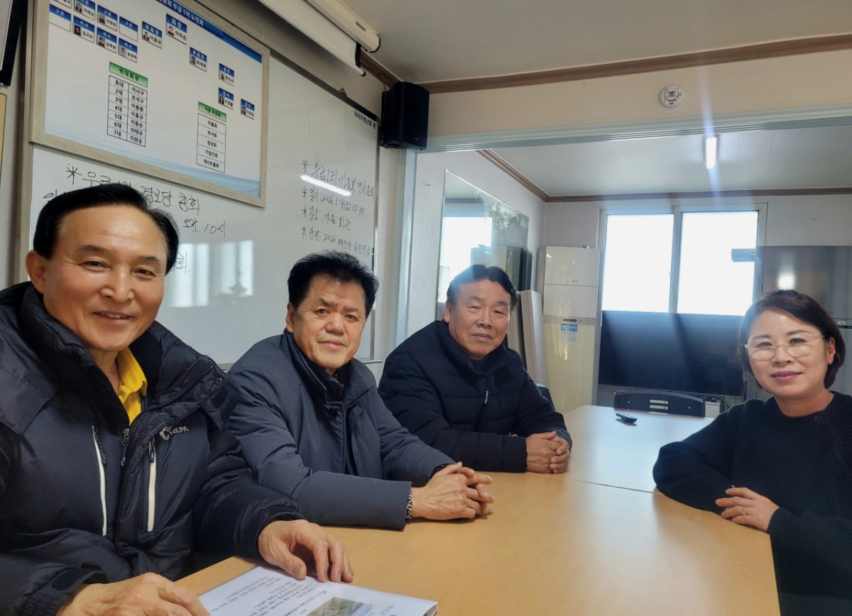 지난 8일 마을회관에서 만난 주민들. 왼쪽부터 이장 이보순씨, 전임 이장 이덕순 씨, 이용근 마을협동조합 이사장, 김선경씨/사진=권다희 기자 