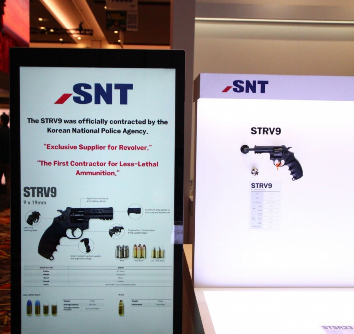 SNT모티브가 미국 Shot Show 2026에 참가해 전시한 저위험권총과 저위험탄./사진제공=SNT모티브